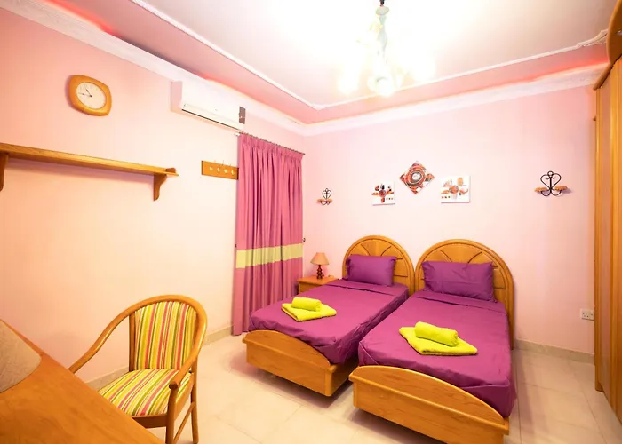 Seafront Living With Private Garage Apartamento