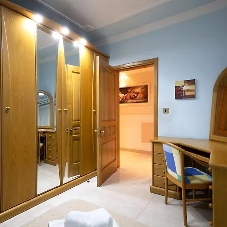 Seafront Living With Private Garage Apartament