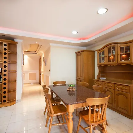 Apartment Seafront Living With Private Garage