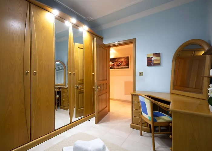 Seafront Living With Private Garage Апартаменты